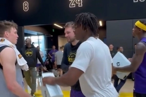 發(fā)福利啦！湖人官方曬昨日訓(xùn)練后東契奇向全隊贈送簽名球鞋