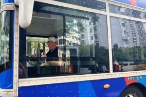 幾路司機(jī)？申花主帥斯盧茨基大巴車駕駛室玩擺拍