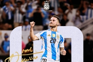 斬獲三冠！麥卡利斯特國(guó)家隊(duì)出戰(zhàn)40場(chǎng)，阿根廷隊(duì)曬海報(bào)祝賀