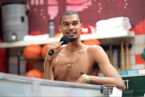 加內特：休賽期與文班深入交流了攻防技巧&心態(tài)調整 沒垃圾話內容