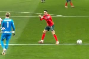 C羅主動擺球并貼臉鼓掌催促凱萊赫發(fā)球，后者豎大拇指回應(yīng)