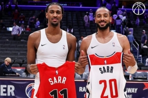 薩爾兄弟倆首次正式對(duì)決！哥哥貢獻(xiàn)絕殺球 賽后開心交換球衣！