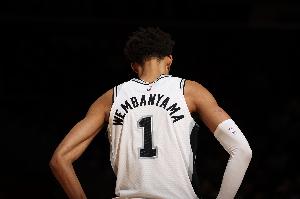 阿里納斯：若文班場均27+12+DPOY+足夠多勝場 他能當選MVP