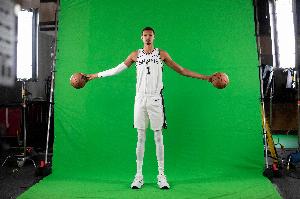 太超模了！文班從己方禁區(qū)到敵方禁區(qū)只用了4次運球