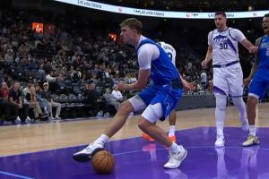 差點(diǎn)受傷！弗拉格跟進(jìn)接球起飛單臂暴扣 落地后踩到球&好在無礙