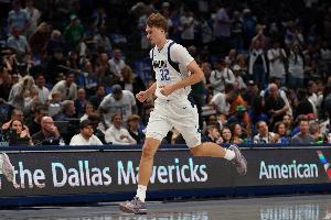 都不太準(zhǔn)！上半場(chǎng)弗拉格8投2中得到8分5板 貝利5投1中得到3分