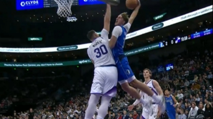 就差一點(diǎn)點(diǎn)！弗拉格底線加速超遠(yuǎn)滑翔造成犯規(guī)險(xiǎn)些隔扣努爾基奇