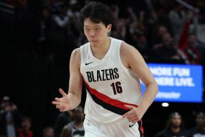 比上場(chǎng)有進(jìn)步！楊瀚森協(xié)防干擾庫(kù)里上籃成功+保護(hù)2個(gè)籃板