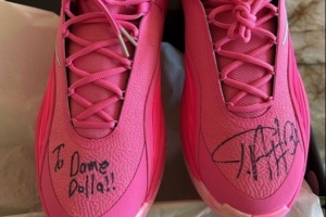 不忘老隊(duì)友！利拉德曬出了字母哥給他送來(lái)的新款簽名球鞋！