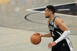 找找狀態(tài)！字母哥8投5中得16分7板4助2斷1帽 三節(jié)打卡下班