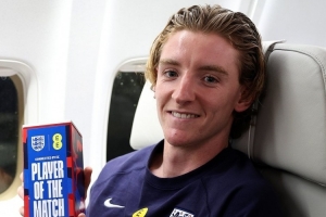 內(nèi)切抽射破門！戈登當(dāng)選本輪世預(yù)賽英格蘭隊(duì)內(nèi)最佳球員