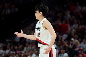 你來(lái)我往！媒體人：誰(shuí)敢想到 有一天楊瀚森能和庫(kù)里對(duì)飚三分