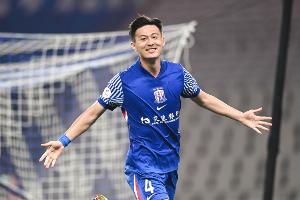 記者：蔣圣龍因妻子生產飛回上海陪伴，明天能否出戰(zhàn)還是未知數