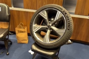 又塞爆米花又被卸輪胎！博納因不聽恩比德的話 被隊友整蠱