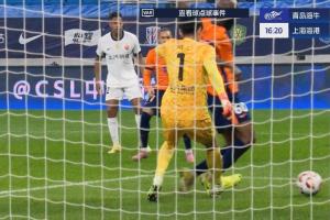 假摔！顏駿凌出擊蘭克爾-澤倒地，主裁看VAR后判定蘭克爾-澤假摔