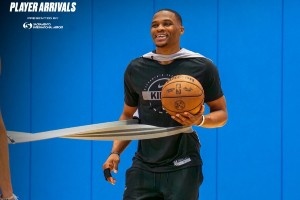 新援就位！威少現(xiàn)身薩克拉門托訓(xùn)練館 國王生涯新篇章開啟