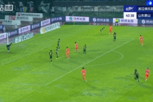 激情滑跪慶祝！黃政宇凌空彈射破門，收獲泰山生涯第二球