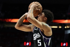 身手全面！24號(hào)秀克利福德12中5拿下13分5板7助1斷