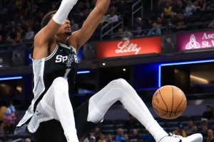 如常！文班半場攻防亮眼但失誤略多 6中4拿11分8板2帽另4失誤