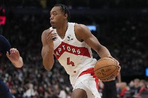 狀態(tài)火熱！斯科蒂-巴恩斯半場9中7砍下17分2板1助3斷1帽 首節(jié)13分