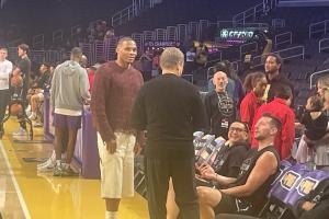 國(guó)王新援！威少到場(chǎng)觀戰(zhàn) 與湖人助教布魯克斯開(kāi)心交流