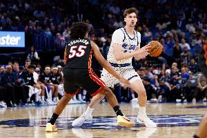 莫斯利：卡斯爾頓非常職業(yè)能完美適配球隊對抗強度 防多個位置