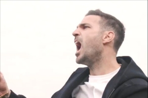 激情！戰(zhàn)勝尤文后小法沖入球員堆慶祝，向看臺“農(nóng)夫三拳”謝場