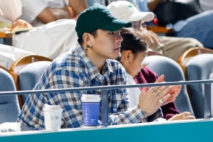 王大雷現(xiàn)場(chǎng)觀戰(zhàn)WTA寧波站單打決賽，他昨天在杭州踢完中超