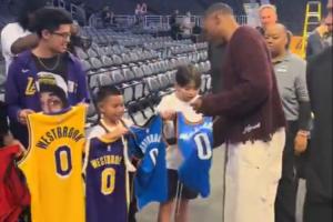 威少給小球迷的球衣簽名 簽了雷霆和火箭的唯獨(dú)略過(guò)了湖人的