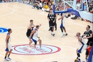 赫羅納男籃14號防守趙睿頻繁下小動作 周鵬揮拳直接將其擊倒在地