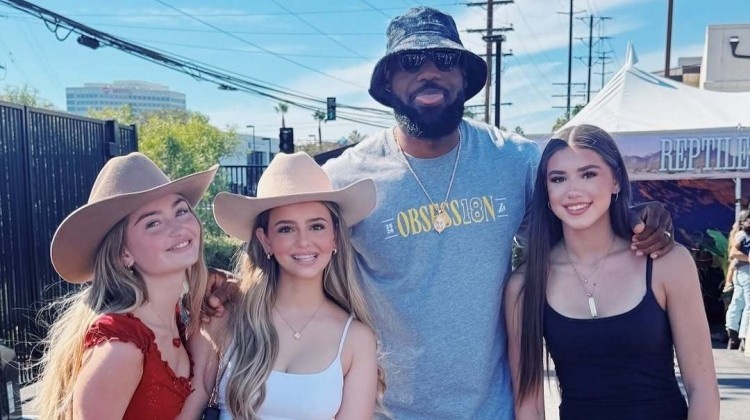 嫂子知道不？詹姆斯參加球隊戶外活動與三位美女合影還俏皮吐舌