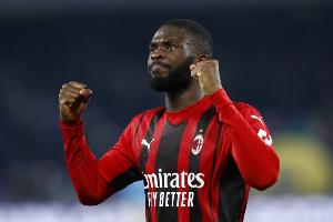 記者：米蘭正在和托莫里談續(xù)約，球員希望留隊目前談判氛圍很好