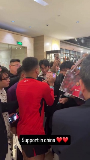大明星林皇！林加德被中國球迷圍著簽名，踢個亞冠客場成了見面會