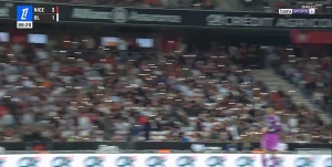 鬧烏龍！因誤將球迷反恐口號聽成恐同口號，法甲裁判中斷比賽