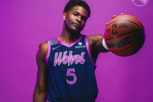 粉色裝扮！森林狼發(fā)布新賽季城市版球衣和同主題地板涂裝