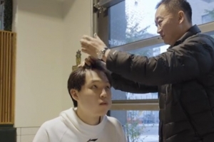 楊瀚森找了家30美刀的理發(fā)館？劉維偉：我?guī)Ъ糇觼?lái)的 我給你剪