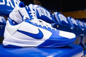 白藍配色！杜克大學曬出最新專屬非市售Kobe 5球鞋