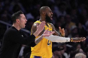 雷迪克：上半場破不了聯(lián)防時(shí)我在想 要是有詹姆斯在高位接球多好