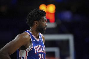 德里克-懷特：恩比德是聯(lián)盟最好的大個(gè)子之一 需要團(tuán)隊(duì)合作限制他