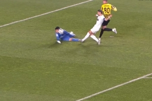 硬漢！凱拉特門將頭擋單刀+兩度神撲大衛(wèi)-路易斯 歐冠5撲救獲10分