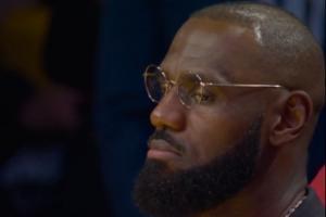 在想啥？湖人大比分落后 詹姆斯在場邊瞇著眼&面無表情