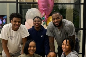 詹姆斯：年輕時我想要能培養(yǎng)孩子的伴侶 現(xiàn)在就無法接受家庭主婦