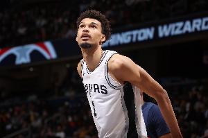 這還是人類嗎？文班隨心所欲扣籃 半場僅出手一個三分砍21分8板