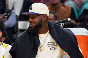 Shams：詹姆斯有一個(gè)多月沒(méi)有進(jìn)行籃球訓(xùn)練 目前他在追趕進(jìn)度