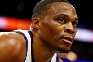 有點(diǎn)鐵！威少?lài)?guó)王首秀半場(chǎng)6中1拿到3分5板 正負(fù)值+9