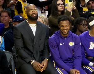 Shams：詹姆斯在看球時(shí)意識(shí)到 球隊(duì)需要他成為最佳陣容級(jí)別的自己