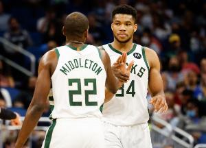 米德爾頓：看到字母在籃下我眼前一亮 想著造他一個(gè)進(jìn)攻犯規(guī)