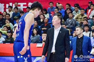 劉維偉：受俱樂(lè)部領(lǐng)導(dǎo)重托給楊瀚森帶了件特殊禮物——手寫筆記本