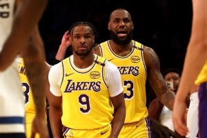 去年的今天：詹姆斯和布朗尼在常規(guī)賽揭幕戰(zhàn)實現(xiàn)父子同臺