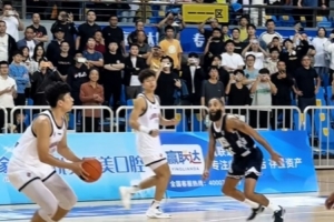 洲俱杯泉州收官戰(zhàn) 最后4.5秒隊長劉顏誠跑出空位 關(guān)鍵三分絕殺！